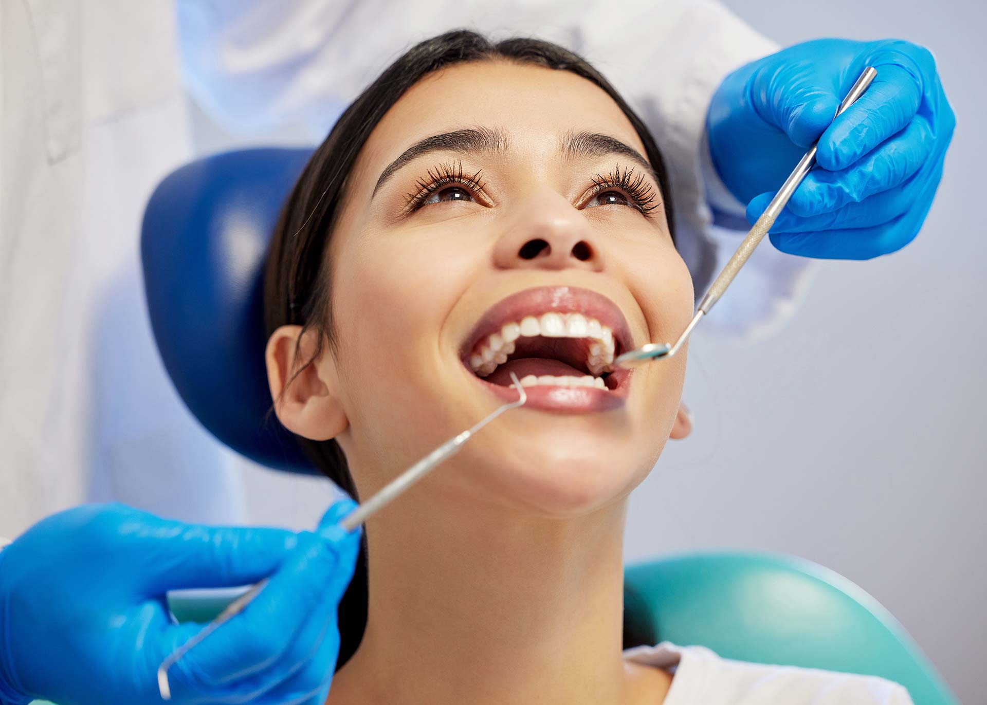 Zahnseide und Interdentalbürsten