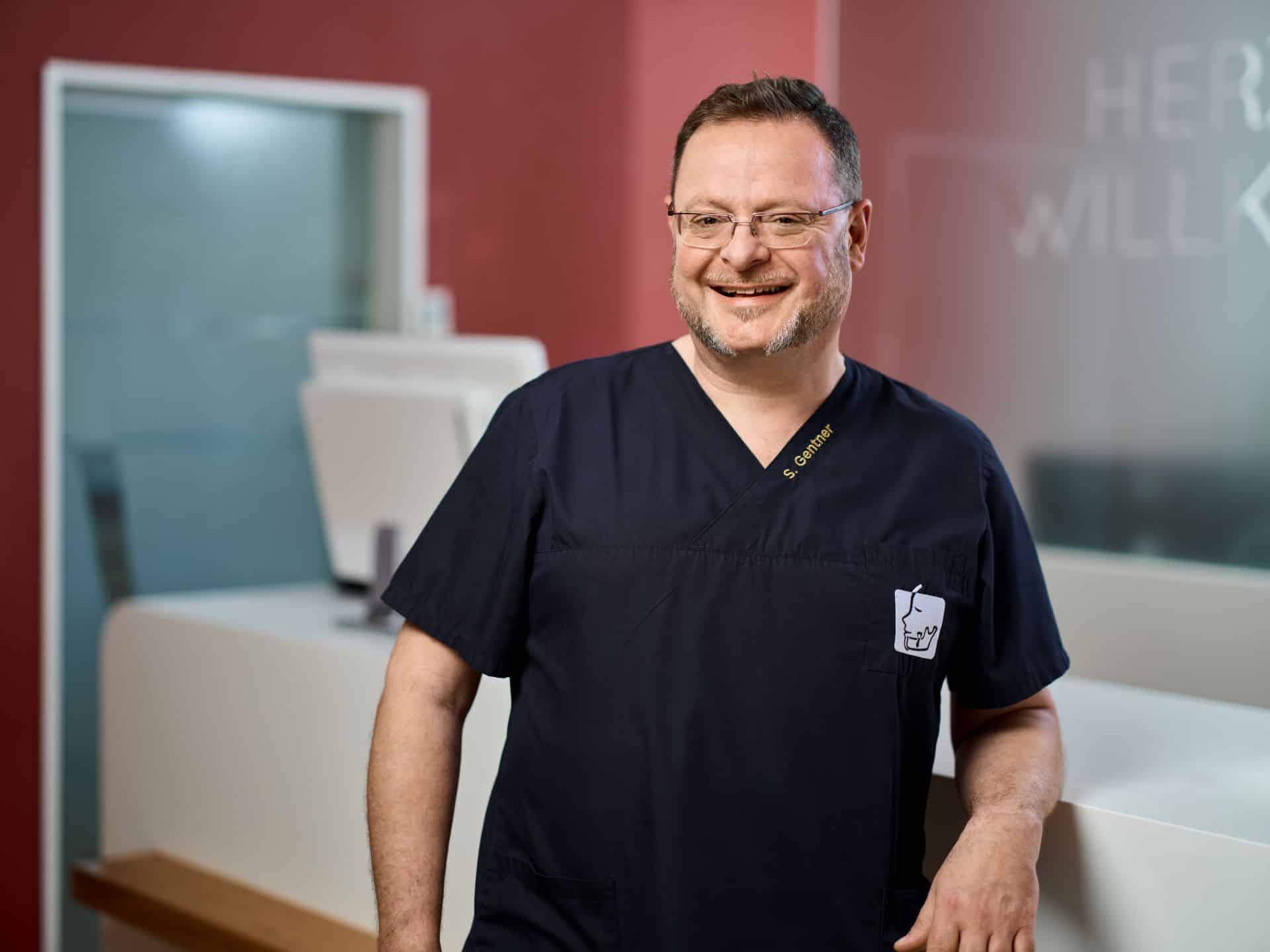 Sascha Juri Gentner — Chefzahnarzt MKG Hochrhein bei der Diagnostik